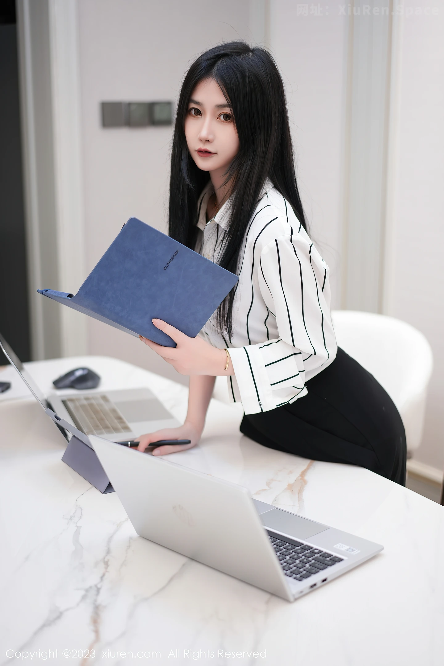 图片[3]-[XiuRen秀人网]2023.06.02 VOL.6845 laura阿姣 OL制服与紫色情趣内衣加肉丝美腿性感私房写真集-秀人网官方网站